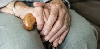 Anziana sola in casa chiama i vigili urbani: «Ho bisogno di pane e acqua»