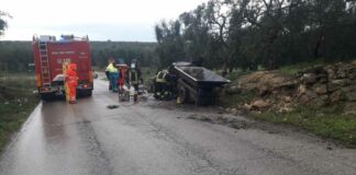 Schiacciato sotto il suo trattore ribaltato: morto un agricoltore di 54 anni