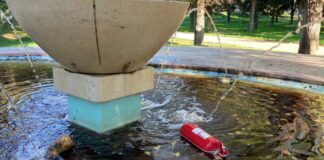 Vandali in azione con gli estintori in Villa Comunale: deturpati anfiteatro e fontana “Avis”