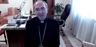 Natale 2021, Mons. Massaro: «Dio si fa uomo perché ci ama, noi chiamati a condividere»