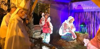 Una lanterna verde nel presepe sul sagrato della Chiesa “B.V. Immacolata”