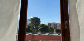 Cede vetrata di una finestra del Liceo “Troya”: protestano gli studenti