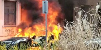 Auto va a fuoco in via Cappuccini: strada chiusa al traffico e densa nube di fumo