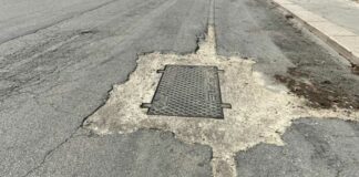 Tombini sporgenti in via della Pineta, i danni ai veicoli sono dietro l’angolo