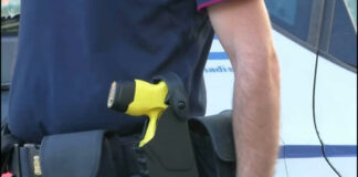 Una pistola elettrica contro i “cattivi”: la nuova arma in dotazione ai poliziotti della Bat
