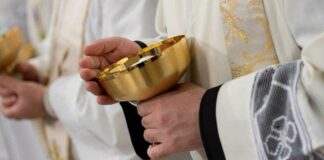 Estorce soldi ad un sacerdote per non rivelare presunte molestie: in carcere un 20enne andriese