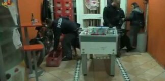 Droga tra bottiglie di birra e portatovaglioli in una sala slot di Andria: nei guai il titolare e tre clienti