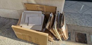 Carta e cartoni non ritirati in via Bologna, la protesta di una attività commerciale