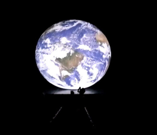 “Gaia”, la Terra vista dalla Luna: arriva in Italia la nuova installazione dell’artista Luke Jerram