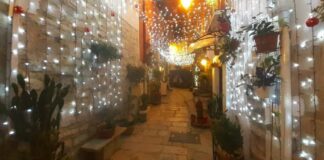 Vicolo Casalino decorato per Natale, dopo due giorni già vandalizzata