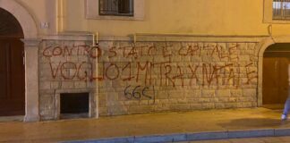 Atto vandalico in via Porta Castello, comparsa una scritta che inneggia alle armi