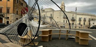 Vento forte sulla Puglia: cede “La Navicella” in piazza Catuma