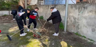 Studenti con palette e rastrelli per una mattina formativa alternativa: ripuliti scuole e quartieri