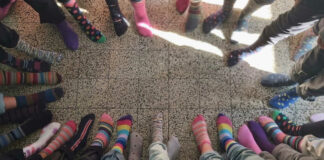 Giornata dei Calzini Spaiati: i bambini della scuola “Vaccina” di Andria celebrano la bellezza della diversità