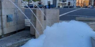 Detersivo in fontana di piazza Catuma, multati i due vandali