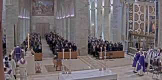 Una cattedrale piena di fedeli per l’ultimo saluto a Don Michele Massaro