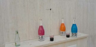 Bottiglie di spumante e bicchieri, ciò che resta in strada dei festeggiamenti serali