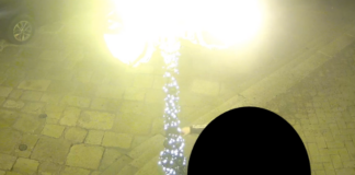 Individuato il ragazzo che ha danneggiato una delle installazioni luminose vicino al Comune