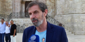 Filippo Galli porta la Coppa dei Campioni 2007 ai piedi di Castel del Monte