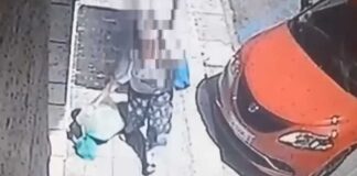 Donna abbandona con nonchalance due buste di immondizia sul marciapiede, rabbia e sdegno del sindaco Bruno