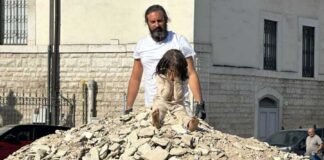 Castel dei Mondi, in piazza Catuma l’opera che inaugura il festival