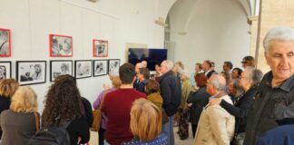 Biblioteca diocesana, inaugurata la mostra “Vivere – l’arte del prendersi cura”