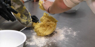 Comunità per minori ospite del laboratorio di Openlight Caffè: “mani in pasta” e biscotti natalizi