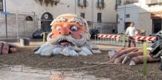 Un grande Babbo Natale che spunta da sottoterra: l’installazione del maestro cartapestaio Deni Bianco
