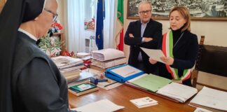 Suor Gladis cittadina italiana: giuramento di fedeltà davanti al Sindaco Bruno