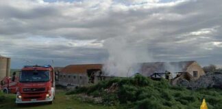 Rogo divampa a Monte Savignano: a fuoco un casolare di campagna e le stalle
