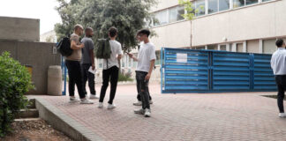 Maturità, la tracce scelte dagli studenti: il loro racconto all’uscita da scuola