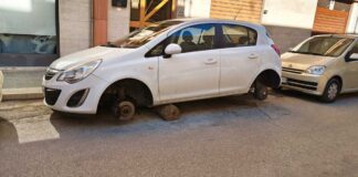Furto di pneumatici in via Reggio Calabria, auto resta “sui blocchi”