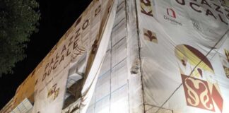Palazzo Ducale, il vento muove il telo di rivestimento ma nessuna criticità sull’impalcatura