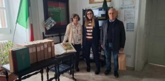 Nino Marmo dona una storica enciclopedia agraria all’istituto “Umberto I”