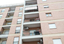 Senza ascensore per le infiltrazioni d’acqua dal tetto, sale la protesta dei residenti di una palazzina Arca