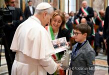 La sindaca Bruno incontra papa Leone XIV: «L’ho invitato a tornare ad Andria»
