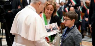 La sindaca Bruno incontra papa Leone XIV: «L’ho invitato a tornare ad Andria»