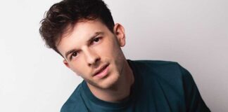 Lo scenografo andriese Riccardo Sgaramella torna in Puglia con “La febbre del sabato sera”