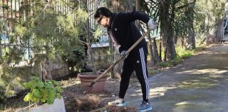 Volontari ripuliscono la struttura che ospita il Club d’Argento