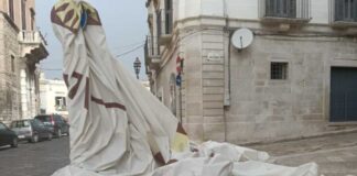 Il vento “strappa” il telone di rivestimento del cantiere di palazzo Ducale
