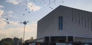 Palloncini bianchi e il rombo delle moto, l’ultimo saluto a Michele Saccotelli
