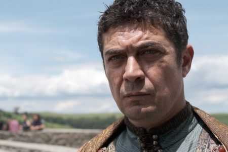 RICCARDO-SCAMARCIO-sul-set-LA-MERAVIGLIA-DEL-MONDO-450x300