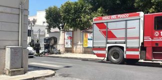 In fiamme il cassonetto per la raccolta degli indumenti usati di via Orsini