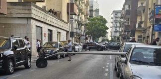Forte raffica di vento ad Andria, cade palo della luce in via Napoli