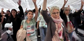 Andria sorregge il Sudario delle Bambine e dei Bambini di Gaza
