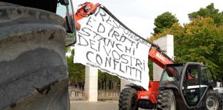 Andria si mobilita: in migliaia per le vie del centro al fianco di agricoltori e autotrasportatori