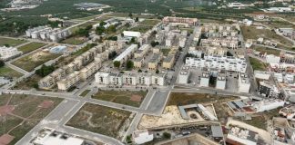 Bombola del gas lanciata dal balcone perché aveva preso fuoco: l’esplosione e la tragedia sfiorata