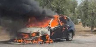 Auto in fiamme in zona PIP: illeso il conducente