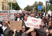 Saracinesche abbassate e commercianti al fianco di agricoltori e autotrasportatori