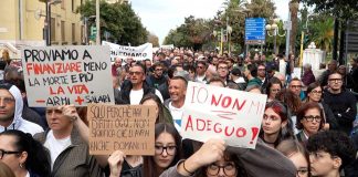 Saracinesche abbassate e commercianti al fianco di agricoltori e autotrasportatori